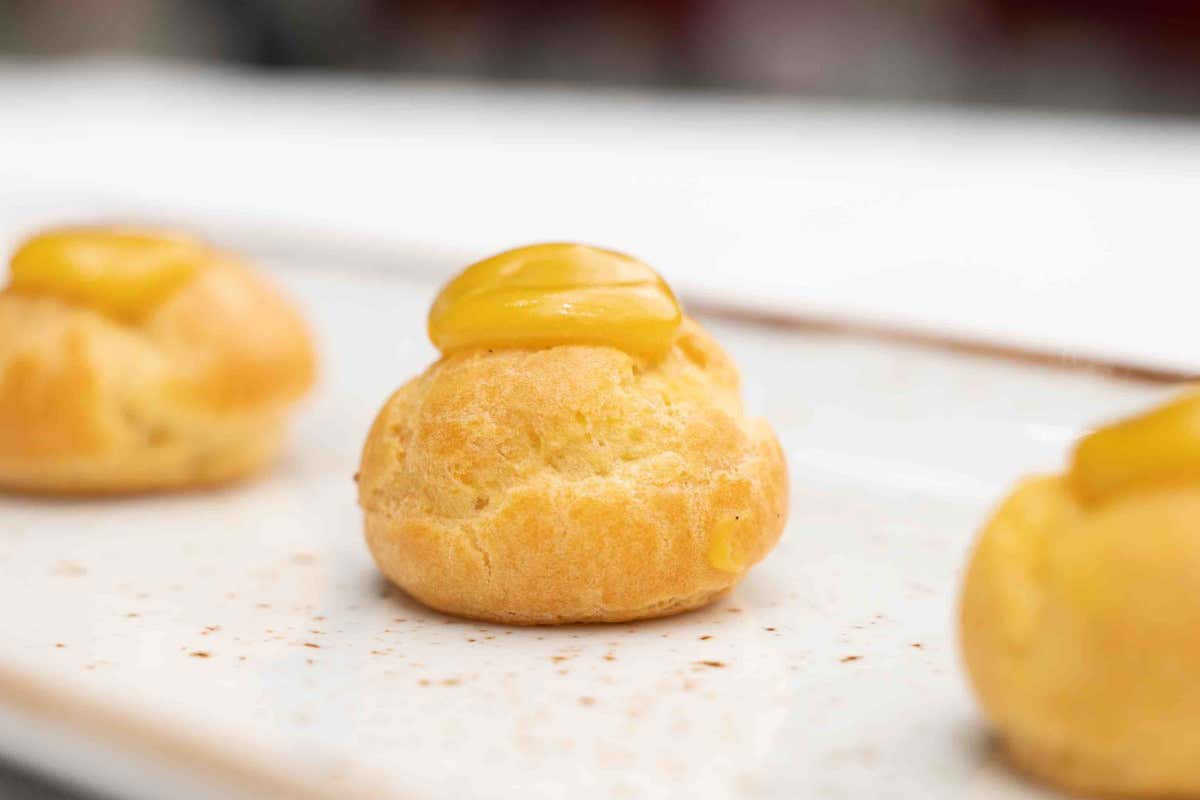 bignè L’omaggio di Iginio Massari ai dolci della tradizione italiana e francese