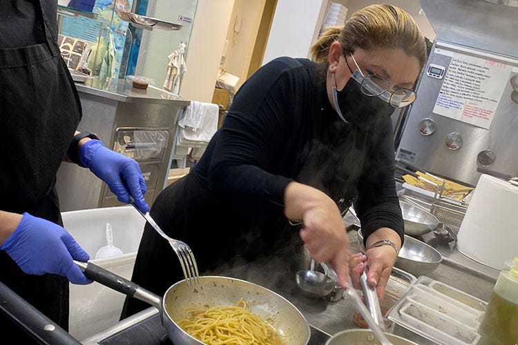Mary Scarci impegnata in cucina - Pesce a pranzo? Meglio Fresco Una gastronomia gourmand a Roma
