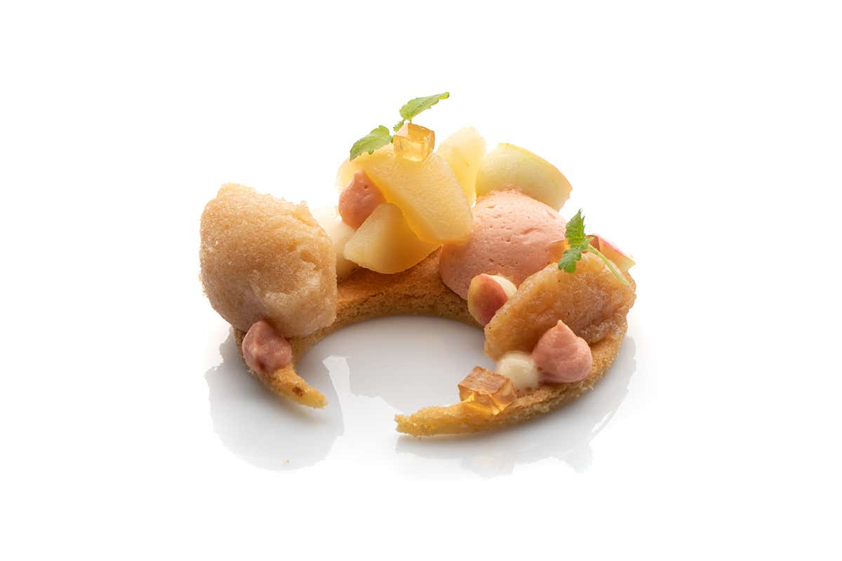 Mela a sonagli in diverse consistenze con biscotti friabile A Borgo Petroro colpisce subito la cucina di Oliver Glowig