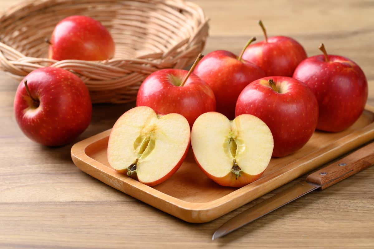 Dentro i semi di mela c’è cianuro: quanto è davvero pericoloso mangiarli?
