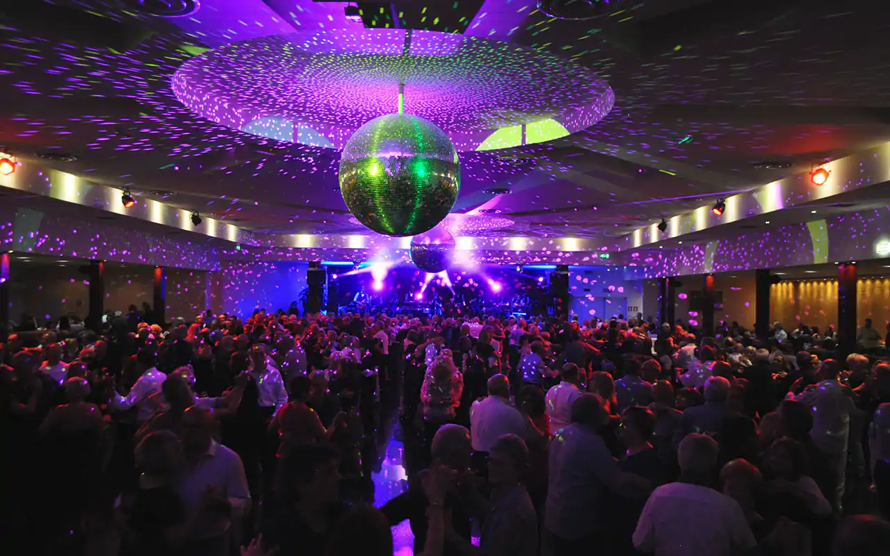 Una serata pre-Covid al Melaluna Center Dance (Fonte: Facebook) L'attesa logora le discoteche, gi&agrave; senza personale e programmazione