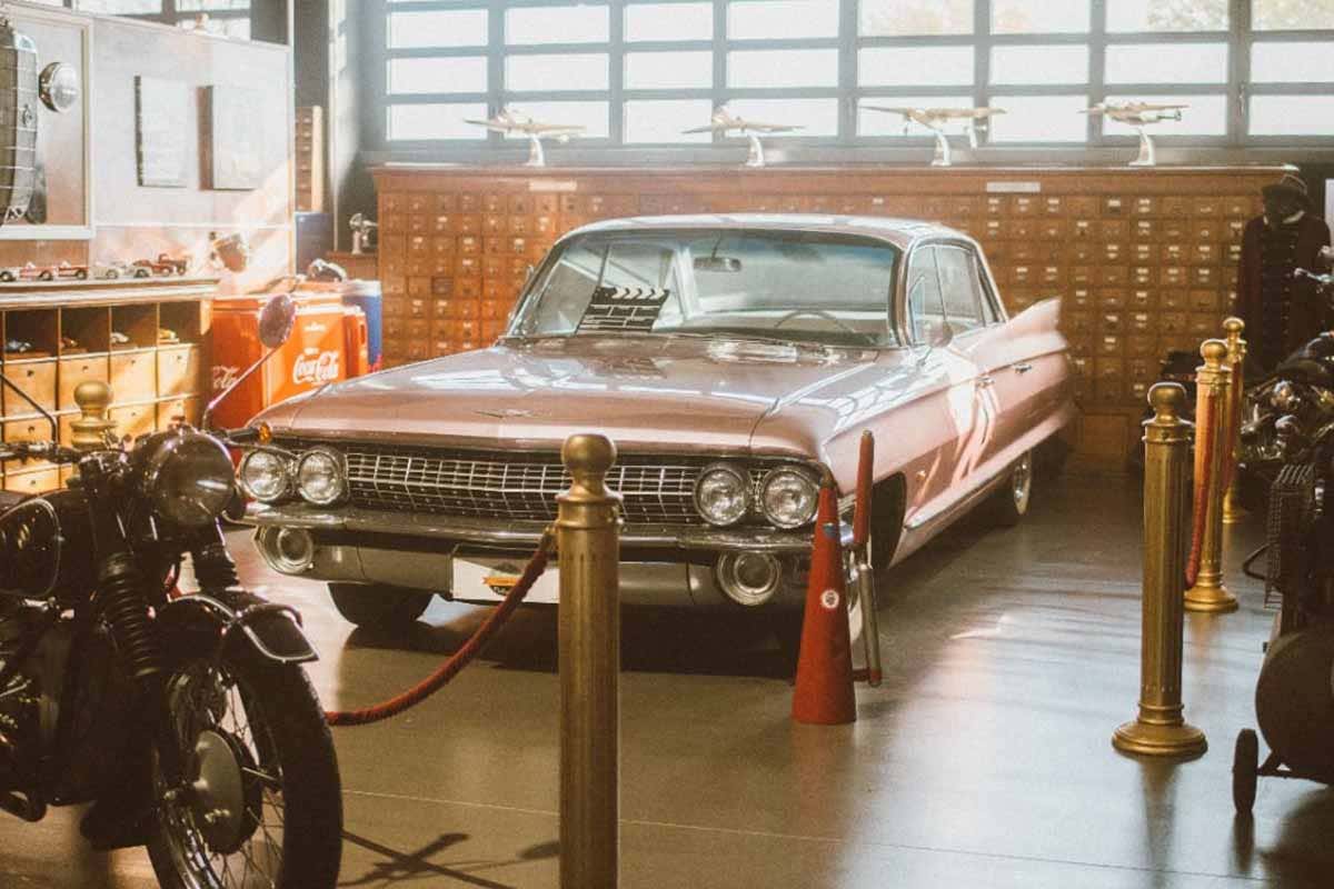 Tante le auto d'epoca Un tuffo negli anni 50 da Memorabilia, ristorante-museo di Agrate Brianza
