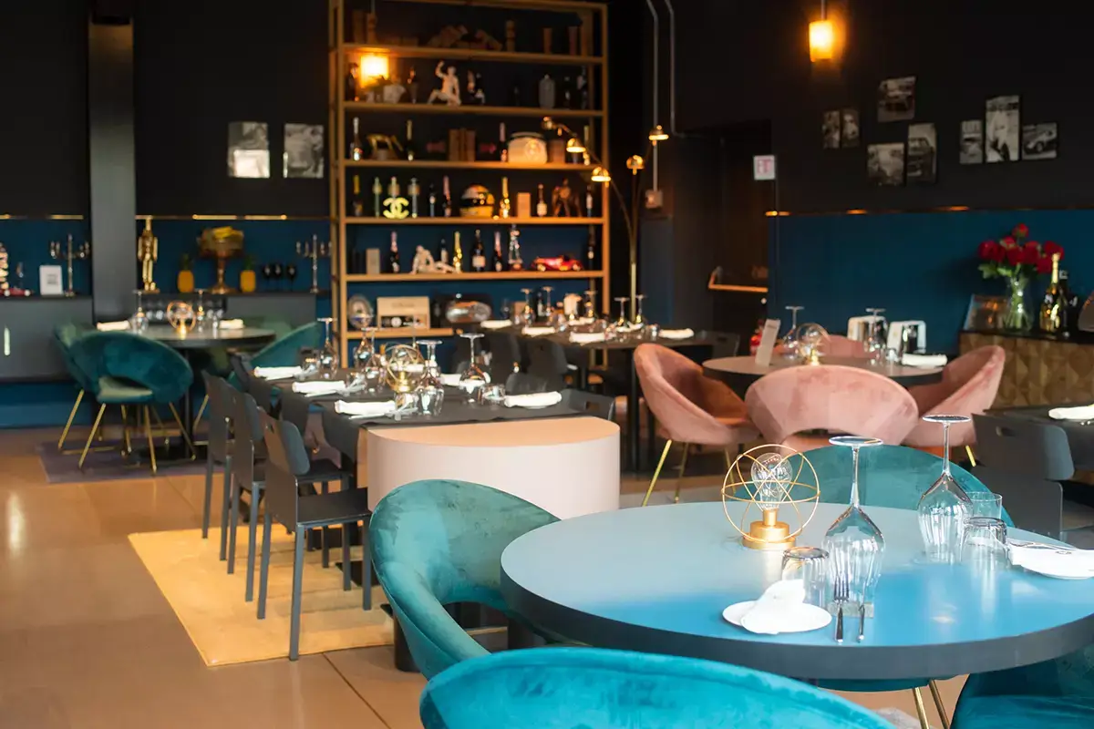 Memorabilia, un capannone di 1600 mq adibito ad elegante ristorante-museo Un tuffo negli anni 50 da Memorabilia, ristorante-museo di Agrate Brianza
