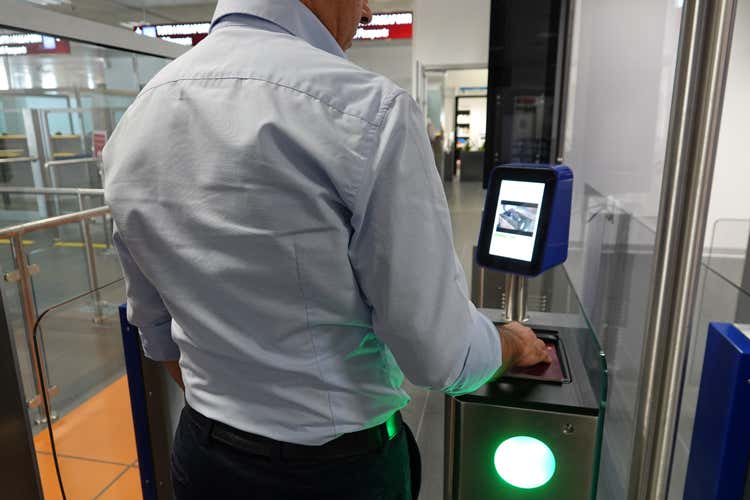 Il primo a passare è stato un passeggero francese (Meno code agli imbarchi Orio al Serio apre i gates elettronici)