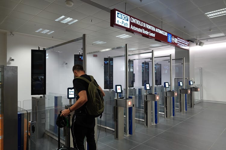 I gates elettronici aperti oggi all'aeroporto di Orio al Serio (Meno code agli imbarchi Orio al Serio apre i gates elettronici)