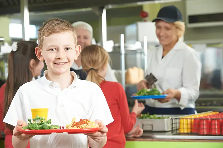 Con il ritorno a scuola, 160mila bambini possono tornare a contare sull'unico pasto completo della propria giornata Mense e didattica, il pasto a scuola diventa un momento formativo