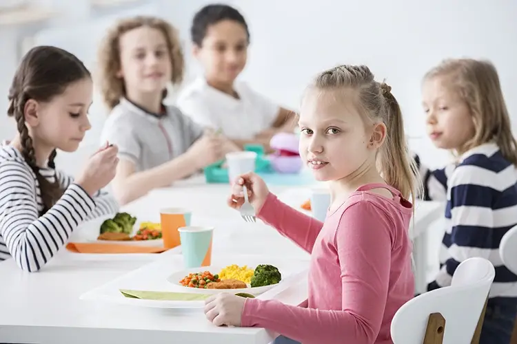 Mense scolastiche: migliora la qualit&agrave; del cibo ma cresce lo spreco alimentare