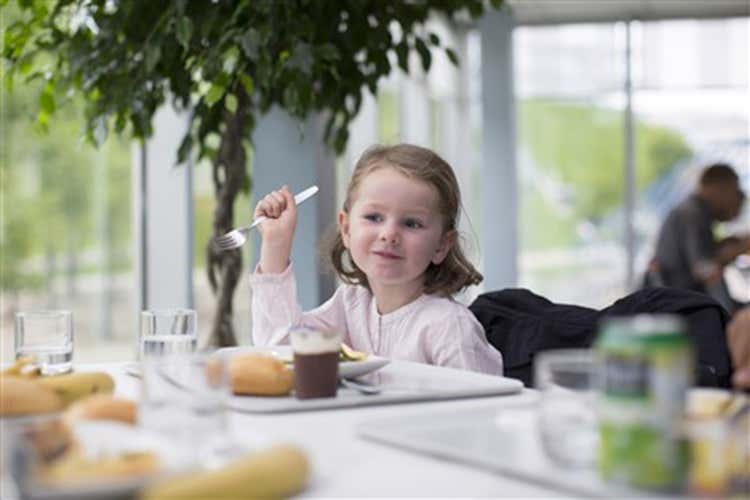 Centri estivi, mensa in sicurezza Un progetto di Elior per i bambini Centri estivi, mensa in sicurezza Un progetto di Elior per i bambini