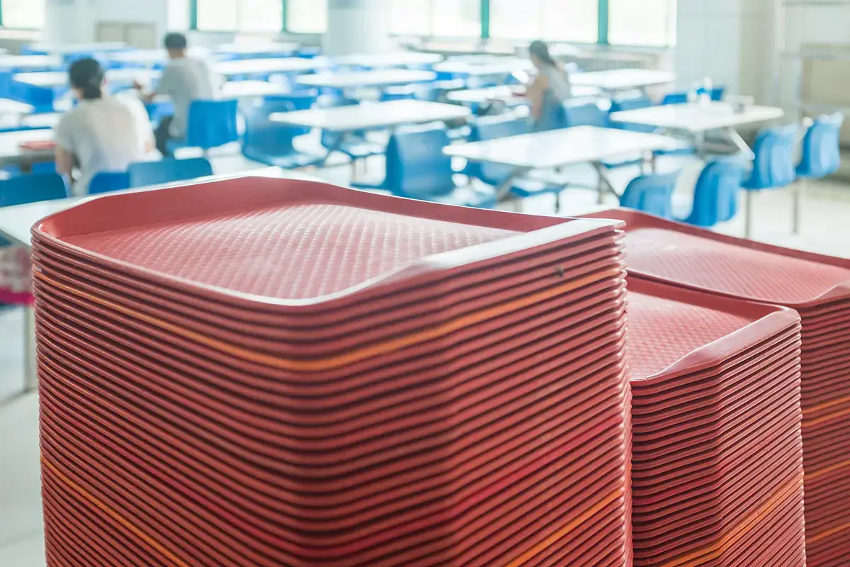 La Cascina rivoluziona le mense scolastiche di Pomigliano: addio plastica e menu plurilingue