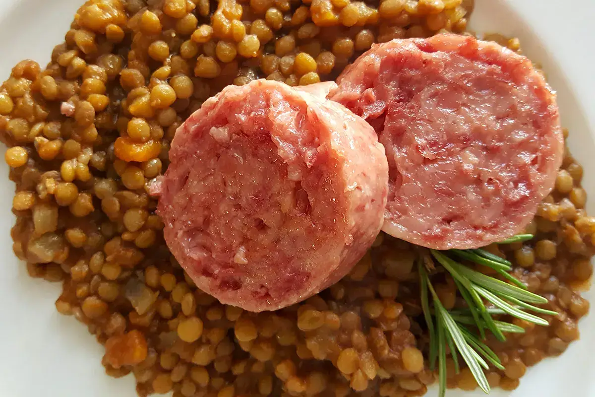 Un classico del menu di Capodanno cotechino e lenticchie Contro lo spreco alimentare idee gourmet per riportare in tavola il pranzo di Natale