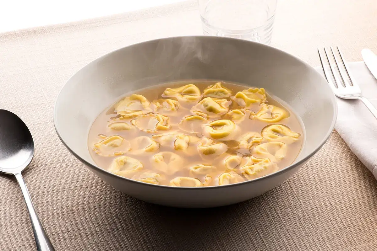 Tortellini in brodo Capodanno a casa? Ecco cosa portare in tavola, dall&rsquo;antipasto al dolce