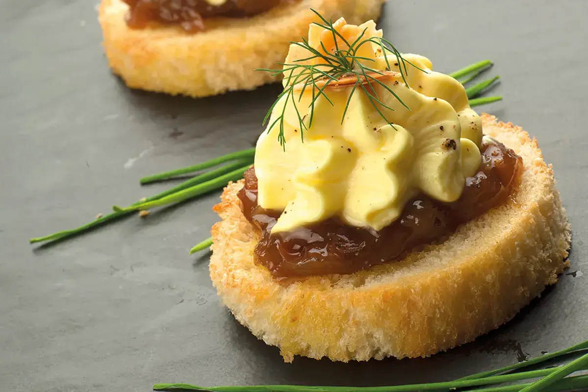Crostini di cipolla caramellata Le soluzioni di Men&ugrave; per la pasticceria salata