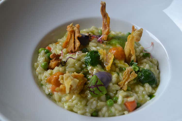 risotto con 15 tipologie di verdure in diverse consistenze (Il menu estivo del Cresciolo Staffaloni tra estro e territorialità)