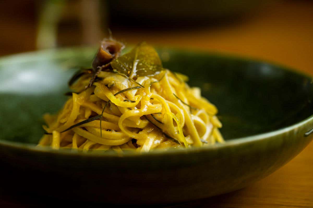 Taglioni al burro di Fobello, alici del cantabrico e limone candito 