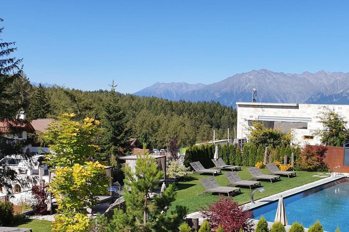 L'esterno dell'hotel Josef Mountain Resort, un'oasi di benessere per combattere la quotidianità