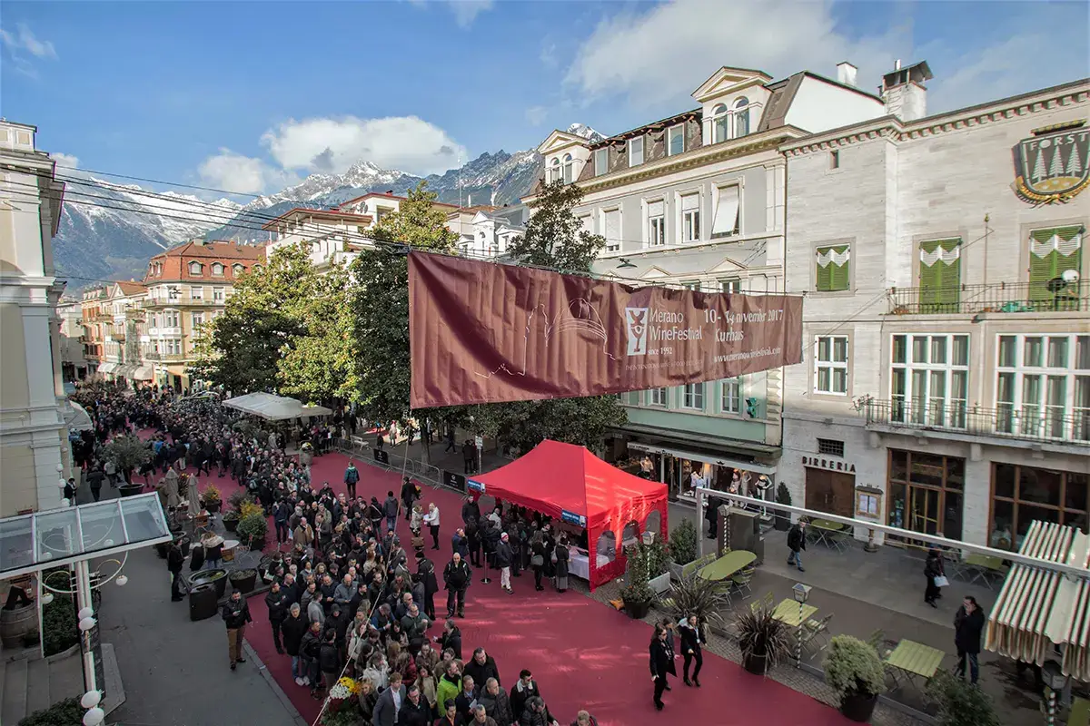 L'ingresso con tanto pubblico Merano Wine Festival, tanto calore del pubblico per l'inaugurazione
