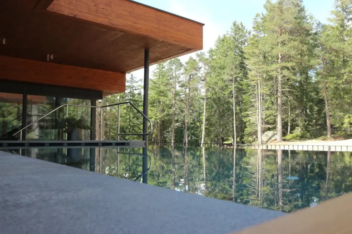 La piscina esterna Josef Mountain Resort, un'oasi di benessere per combattere la quotidianit&agrave;