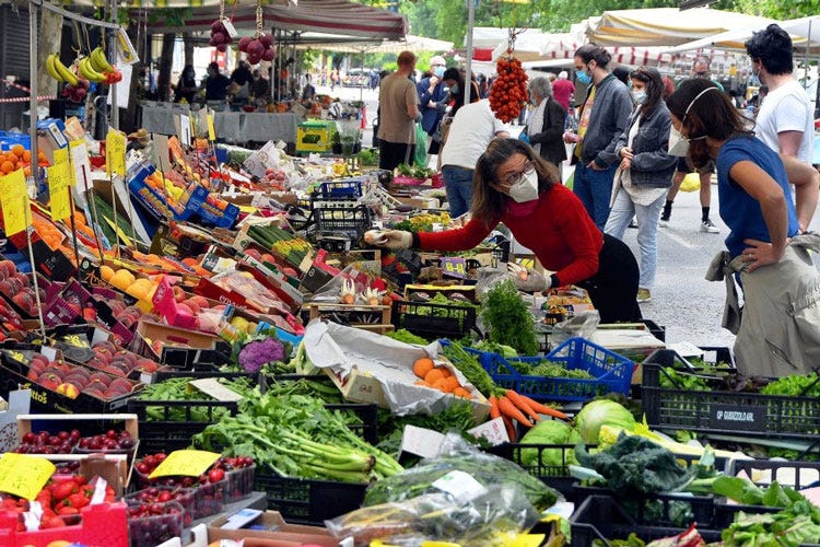 Prezzi gonfiati nei mercati romani per frutta, verdura e bevande - Sgominato il racket delle bancarelle A Roma prezzi del cibo alle stelle