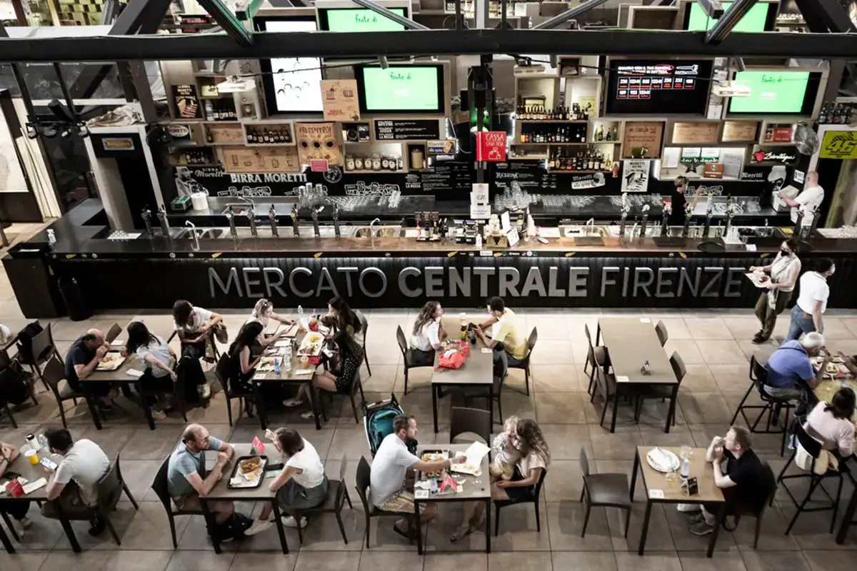 Uno scorcio della food hall del Mercato Centrale Firenze Il Mercato Centrale Firenze si illumina in attesa de Natale