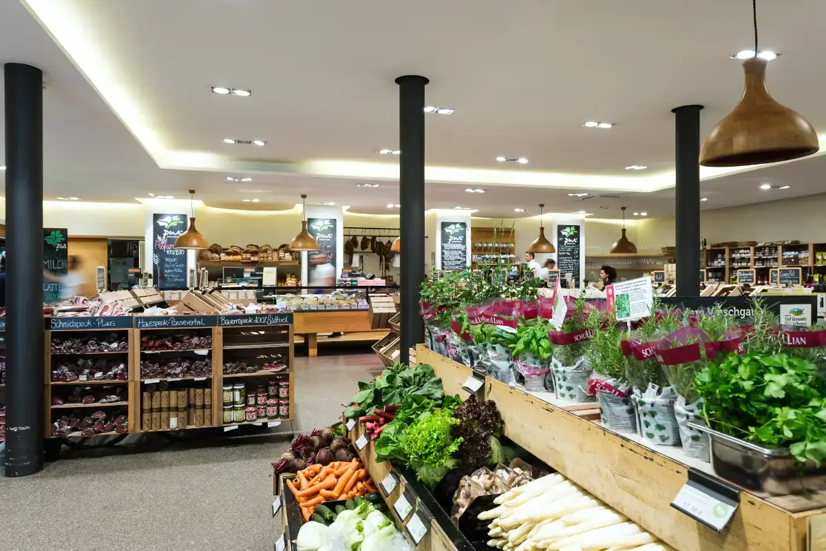 Il mercato dei sapori L'essenzialit&agrave; autentica di Pur Sudtirol nel suo design sostenibile