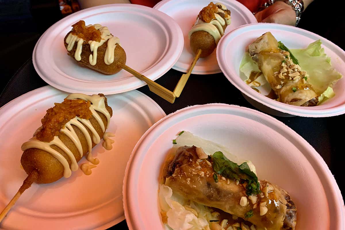 Street food firmato Al Mercato: sulla sinistra la novità Kimchi Corn Dog Al Mercato Street, nuovo menu con i sapori del mondo