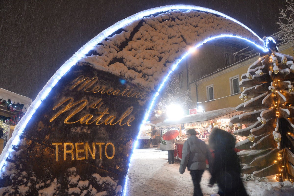 Il Mercatino di Natale di Trento (foto Daniele Mosna e Raffaele Merner) A Trento il Natale si accende... pedalando