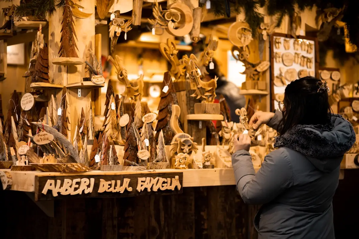 Una bancarella del Mercatino di Natale di Trento (foto M.Balzanelli) A Trento il Natale si accende... pedalando