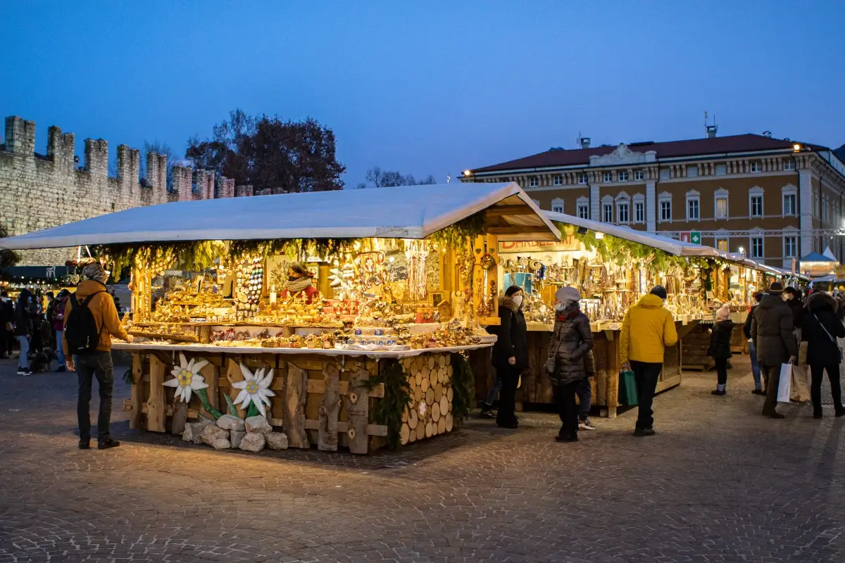 Bancarelle di Natale del Mercatino di Trento A Trento il Natale si accende... pedalando