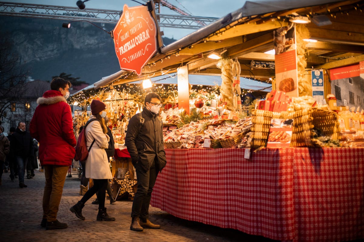 Le casette del Mercato di Natale di Trento A Trento il Natale si accende... pedalando