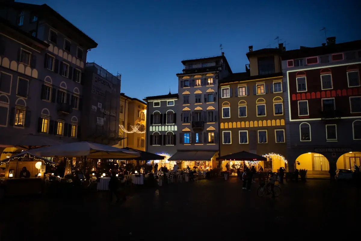 La piazza dei Mercatini di Trento (foto R. Merler) A Trento il Natale si accende... pedalando