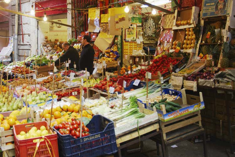 I mercati sono sempre pi&ugrave; meta per i turisti italiani (I mercati frontiera del turismo Luoghi che raccontano il territorio)