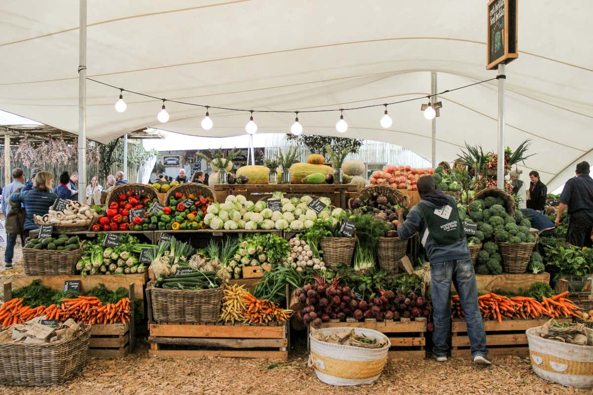 Un venditore presente all’Oranjezicht City Farm Market