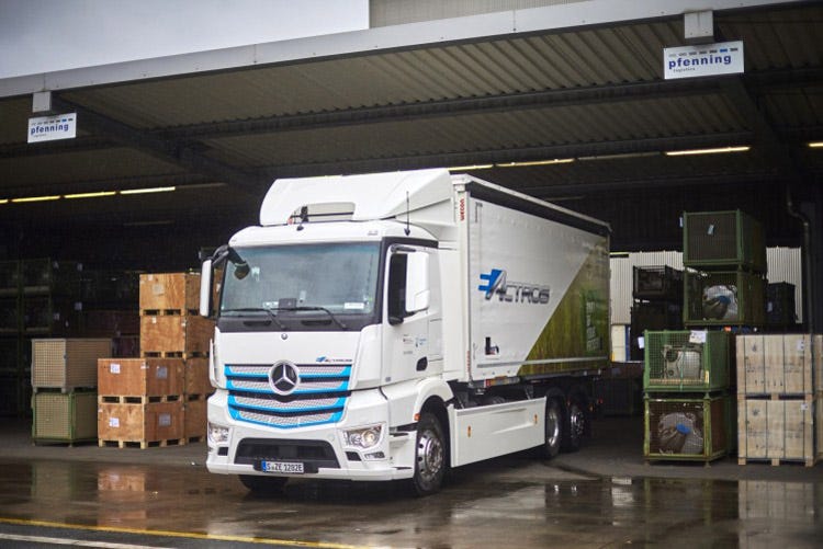 Camion a trazione elettrica per Mercedes (Truck a trazione elettrica Mercedes-Benz viaggia nel futuro)