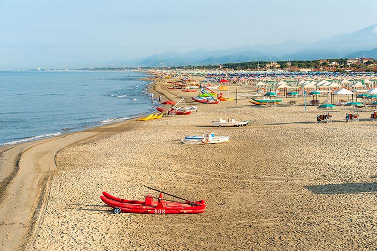 Spiagge della Versilia vuote per settembre - Merkel: No ai viaggi all’esteroUn freno al turismo di settembre