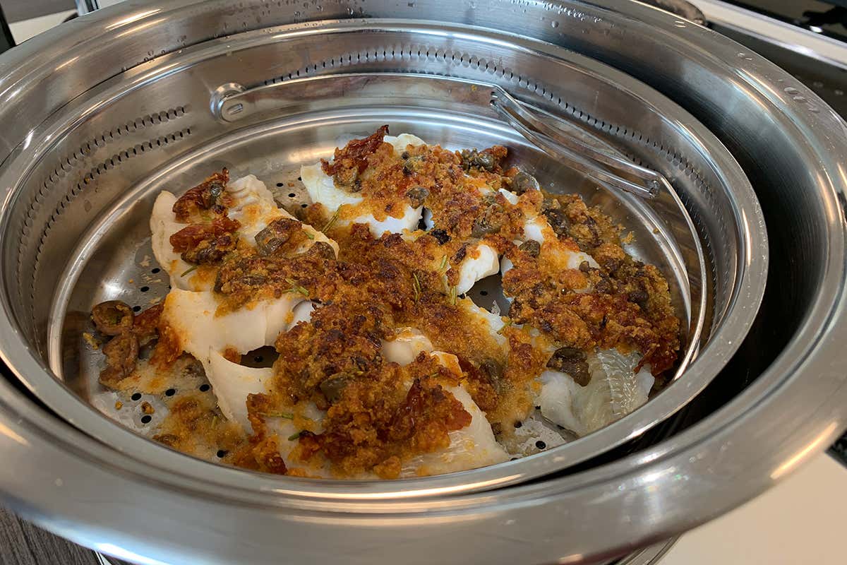 Pochi minuti e i filetti di merluzzo gratinati sono pronti Pentole in acciaio inox e sistemi di cottura Amc per risparmiare tempo ed energia