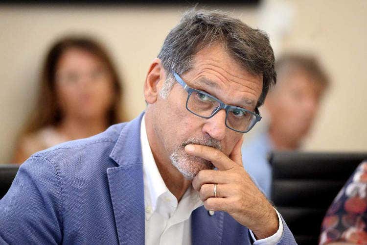 Virginio Merola - Bologna, l'ordinanza del sindaco riduce l'orario di apertura di un bar