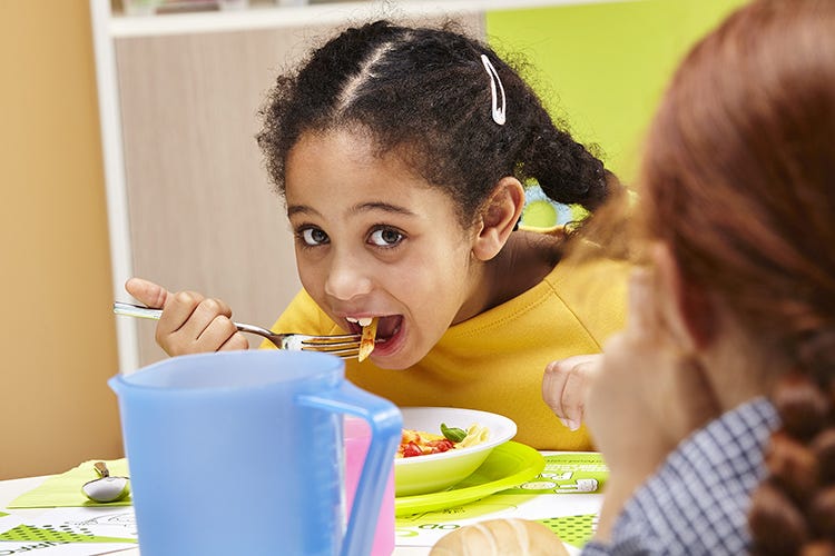 Genitori propensi a lasciare i figli a scuola per mangiare - Mensa scolastica, tante incognite Ma l'86% delle famiglie la promuove