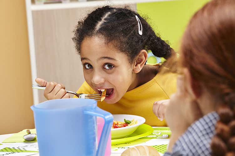 Genitori propensi a lasciare i figli a scuola per mangiare - Mensa scolastica, tante incognite Ma l'86% delle famiglie la promuove Genitori propensi a lasciare i figli a scuola per mangiare - Mensa scolastica, tante incognite Ma l'86% delle famiglie la promuove