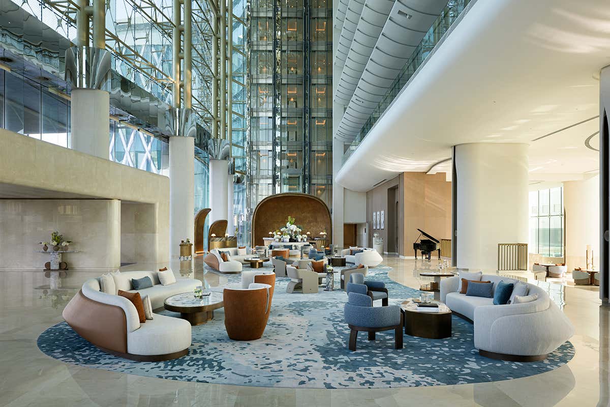 Gli interni del The Meydan Hotel combinano luce naturale, materiali pregiati e linee moderne
