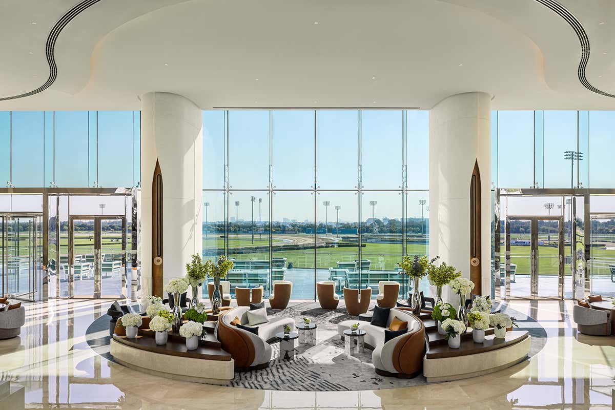 la lobby con vista sull'ippodromo del The Meydan Hotel