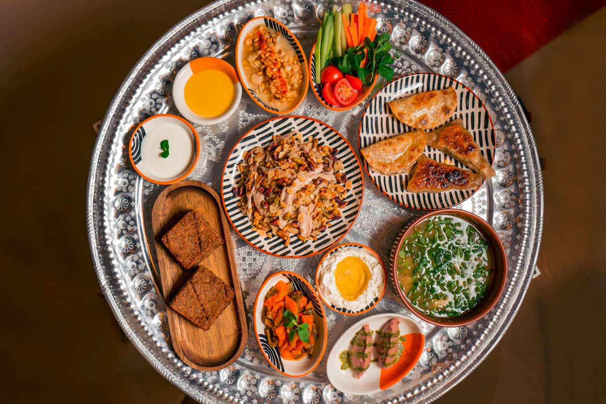 I piatti in menu sono quelli delle case libanesi con un taglio moderno Mezè: l’autentica cucina libanese arriva a Milano I piatti in menu sono quelli delle case libanesi con un taglio moderno Mezè: l’autentica cucina libanese arriva a Milano