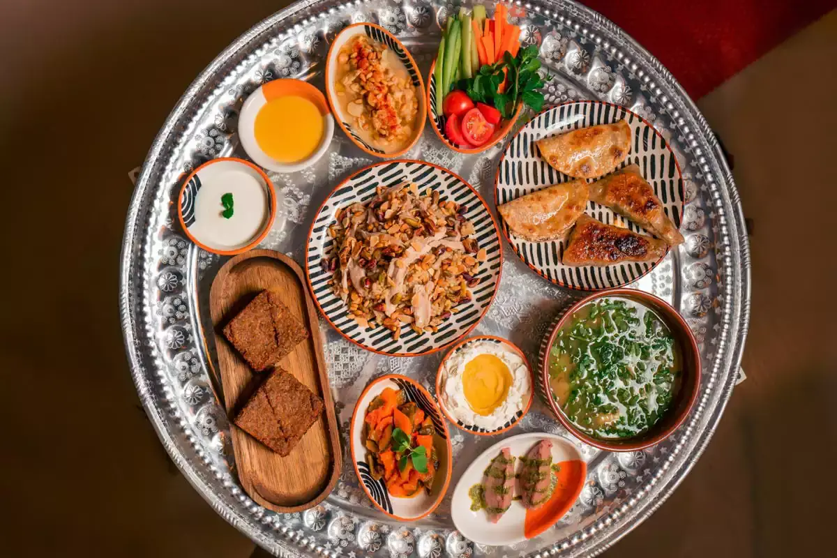 I piatti in menu sono quelli delle case libanesi con un taglio moderno Mez&egrave;: l&rsquo;autentica cucina libanese arriva a Milano