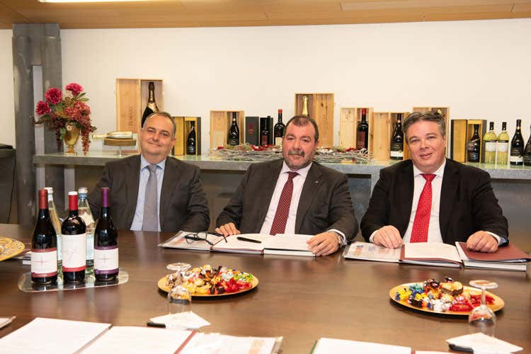 Francesco Giovannini, Luca Rigotti e Stefano Fambri (Mezzacorona, fatturato e utile record Il Gruppo ottiene la certificazione dei vini) Francesco Giovannini, Luca Rigotti e Stefano Fambri (Mezzacorona, fatturato e utile record Il Gruppo ottiene la certificazione dei vini)