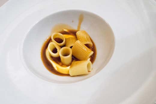 Mezze maniche di Carla Latini al cacciucco ed emulsione al lime