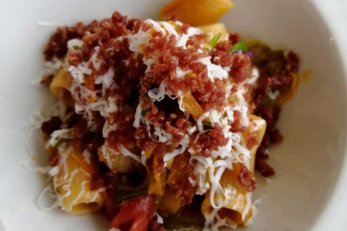  Mezze maniche al ragu vegetariano con polvere di cacciatorino e pane profumato alle erbe Tutto il gusto del Cacciatore in un panino, il Consorzio celebra il salame Dop