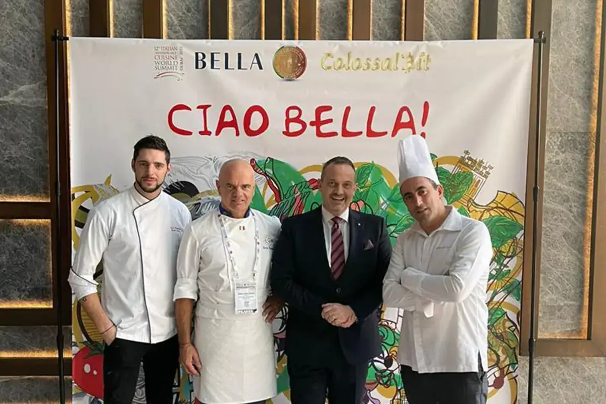 Enrico Derflingher con lo staff del Bella: da sinistra, Luca Edoardo Napoleone, Andrea Strim e Alessandro Miceli Expo Dubai: Euro-Toques porta l'eccellenza italiana negli Emirati Arabi