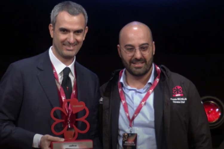 La consegna del premio (Michelin 2020, premi speciali Davide Puleio miglior chef giovane) La consegna del premio (Michelin 2020, premi speciali Davide Puleio miglior chef giovane)