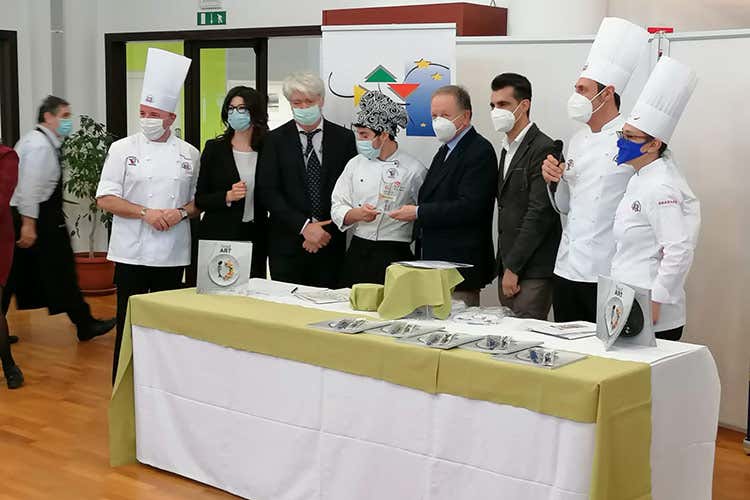 Da sinistra: Simone Baleani, Agnese Testadiferro, Marco Ugo Filisetti, Federico Corazza, Luigi Cerioni, Francesco Lucantoni, Luca Santini, Debora Fantini - Miglior Allievo Marche vince Federico Corazza