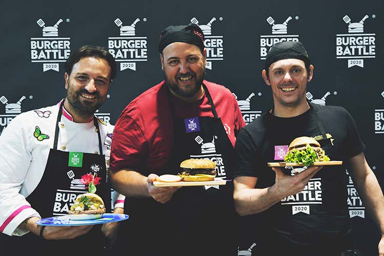 I tre finalistri con i loro hamburger (Il miglior burger gourmet italiano &egrave; del bresciano Marino Gurizzan)