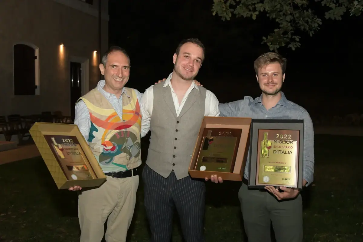 Luca Sarais, Daniele Leopardi e Filippo Carraretto &nbsp; Luca Sarais e Filippo Carraretto migliori enotecari d'Italia